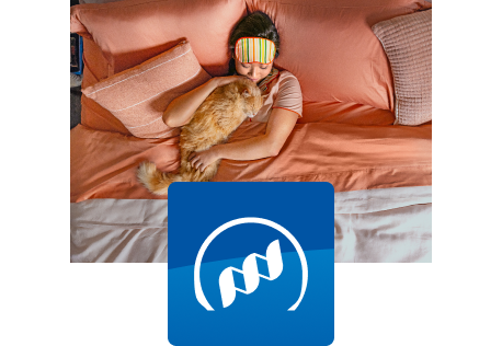 Katten hviler med sin ejer i sengen